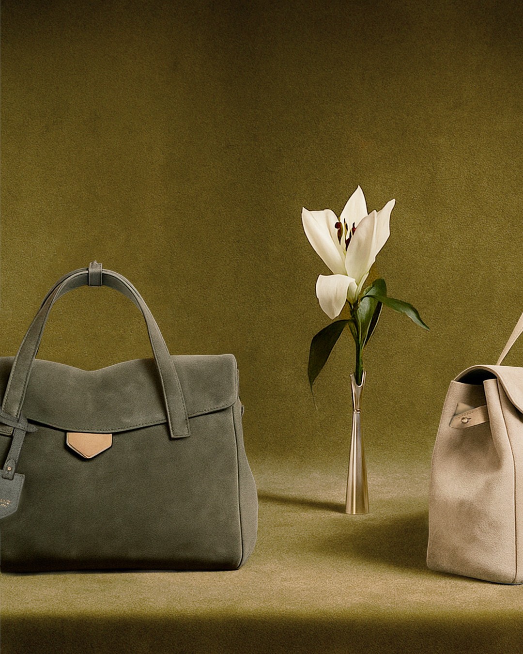 Borse e composizione floreale