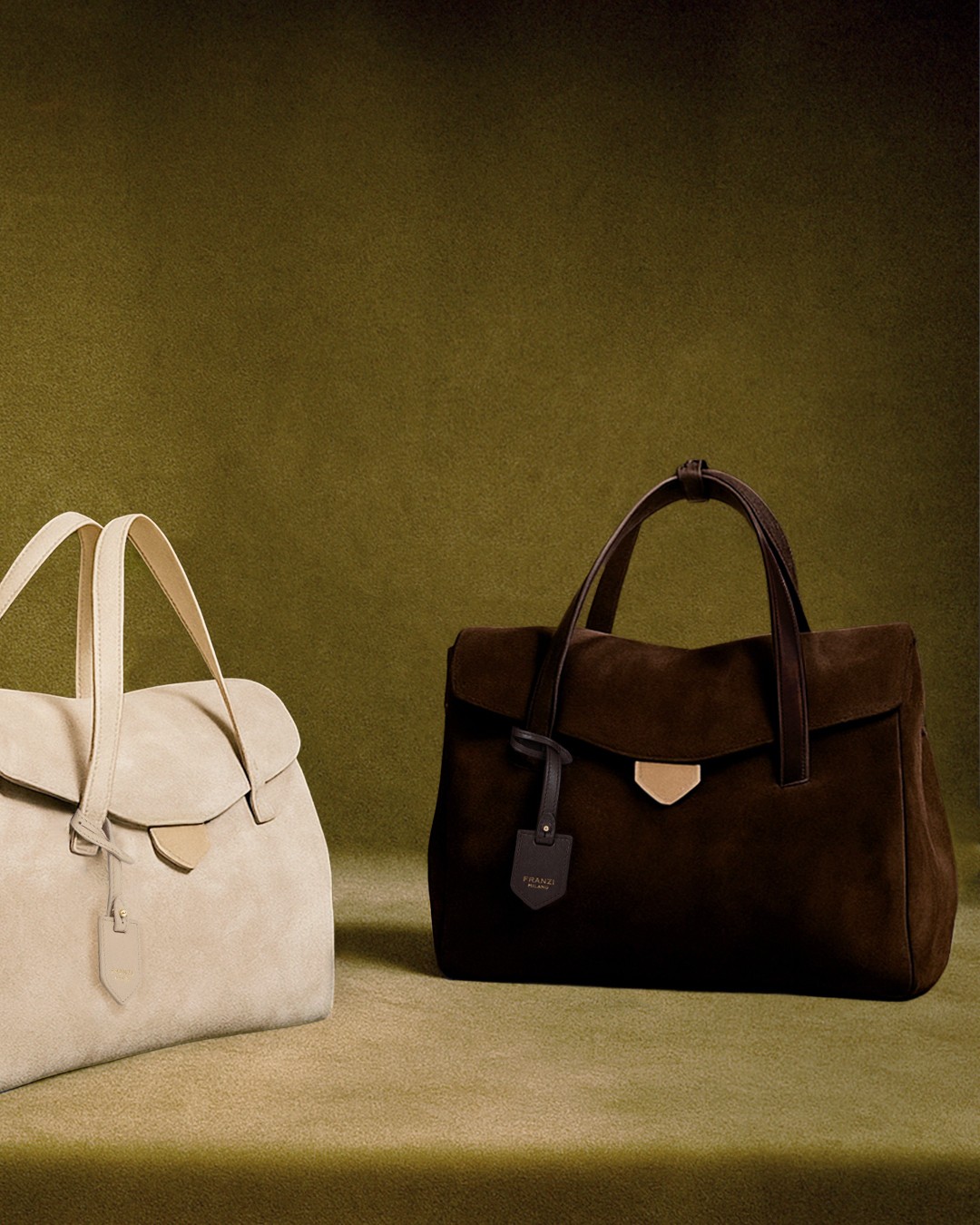 Borse su sfondo verde