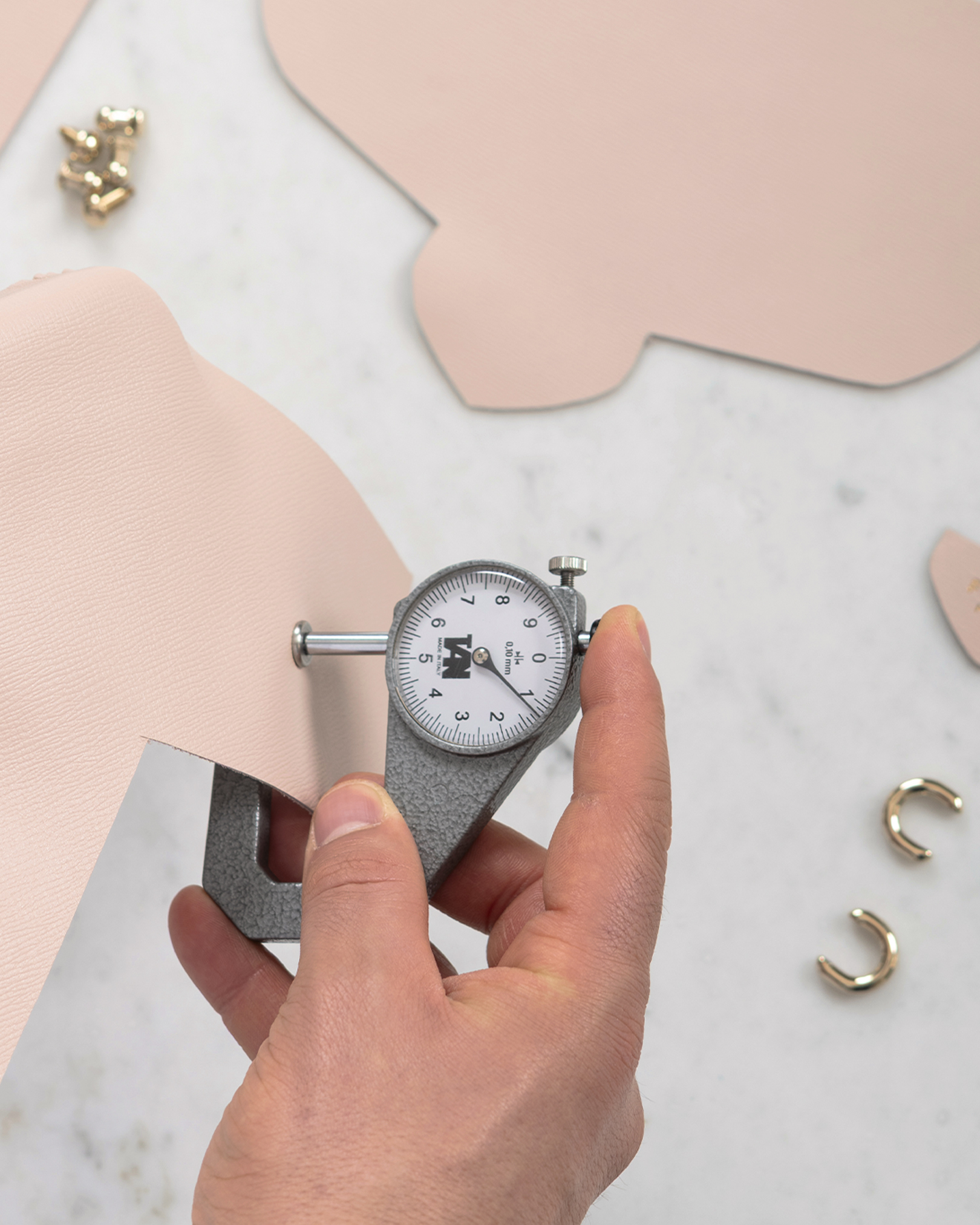 Lavorazione artigianale con strumento di precisione